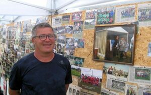 Philippe Tesson , notre président devant les photos représentant les 40 dernières années du club.