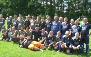 Les Anciens du club (en couleurs bleu marine) et les vétérans (en couleurs grise). 